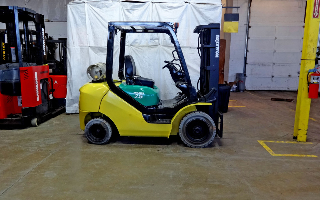 2011 Komatsu FG25T-16 Forklift on Sale in Chicago